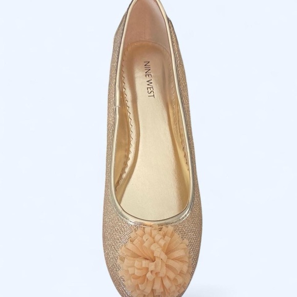 Nine West Gold Women's Flats with a Gold Flower Detail 5 1/2 - Picture 1 of 8